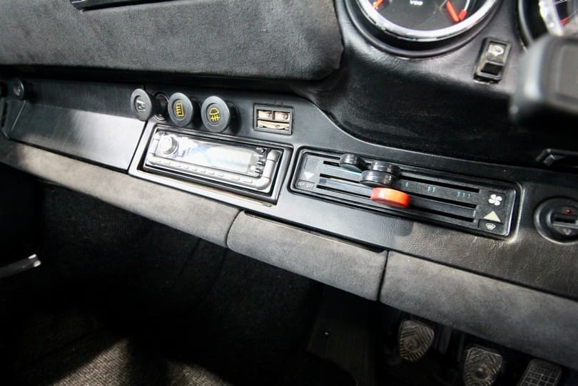 Porsche 911 Targa Restomod The Supercar Rooms (15)