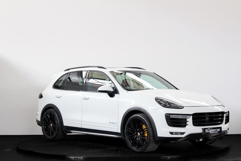 Porsche Cayenne Turbo S The Supercar Rooms (1)