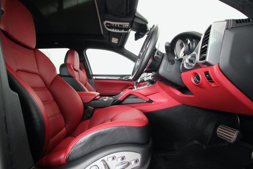 Porsche Cayenne Turbo S The Supercar Rooms (10)