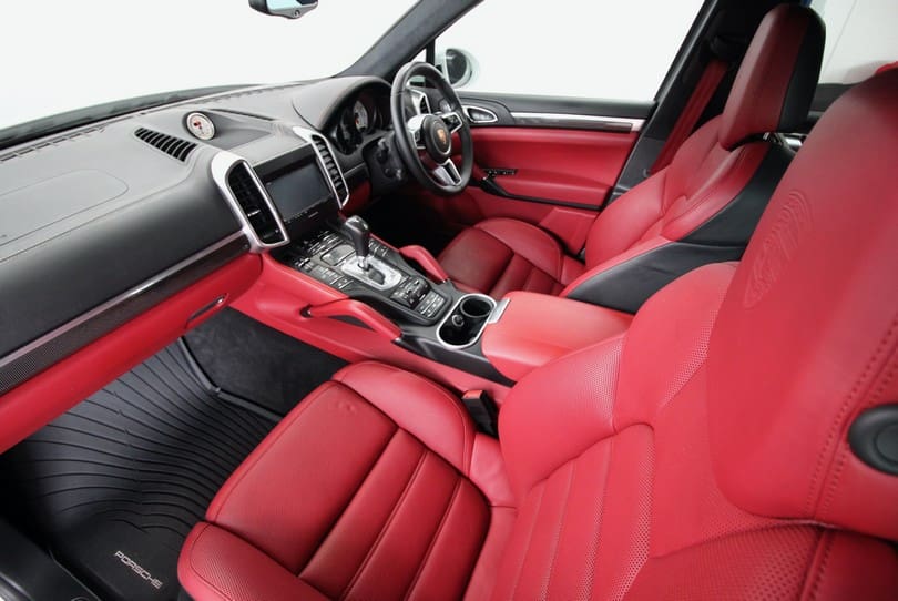 Porsche Cayenne Turbo S The Supercar Rooms (11)