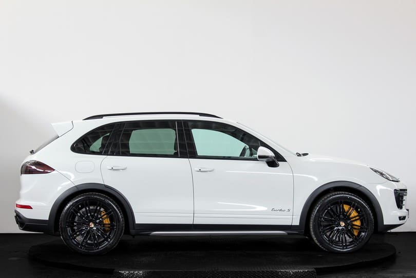 Porsche Cayenne Turbo S The Supercar Rooms (2)