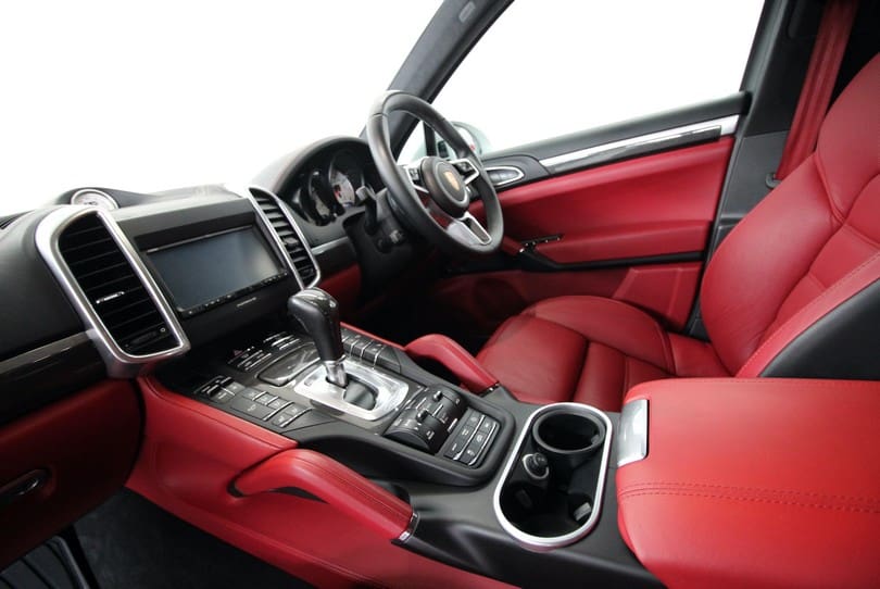 Porsche Cayenne Turbo S The Supercar Rooms (24)