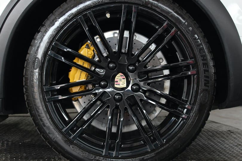 Porsche Cayenne Turbo S The Supercar Rooms (29)