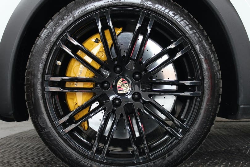 Porsche Cayenne Turbo S The Supercar Rooms (30)