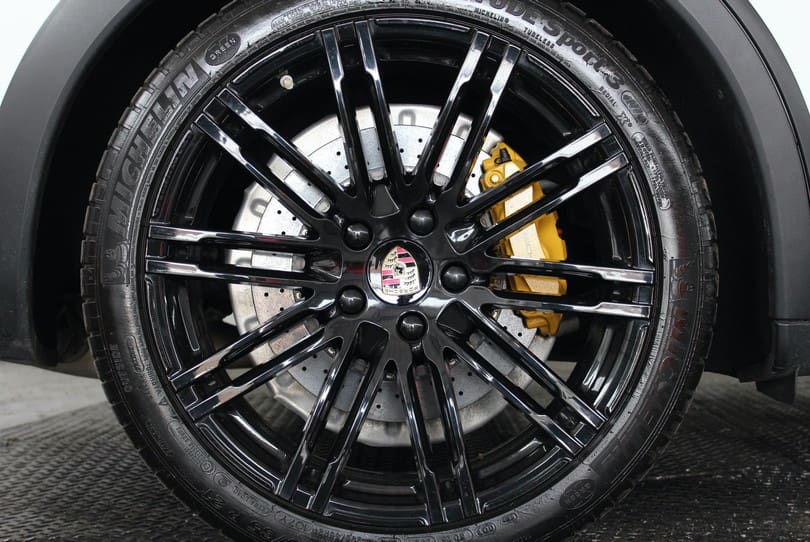 Porsche Cayenne Turbo S The Supercar Rooms (31)