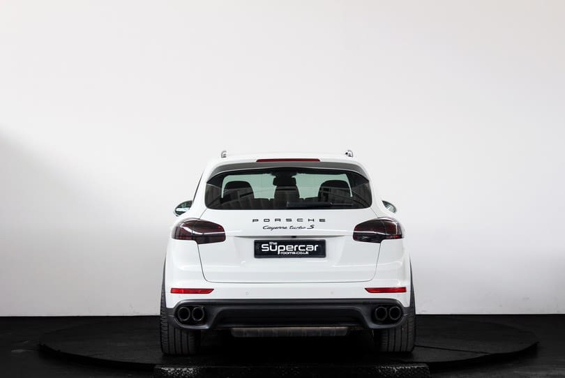 Porsche Cayenne Turbo S The Supercar Rooms (4)