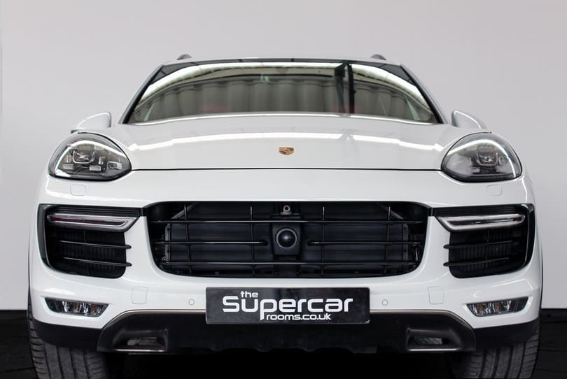 Porsche Cayenne Turbo S The Supercar Rooms (41)