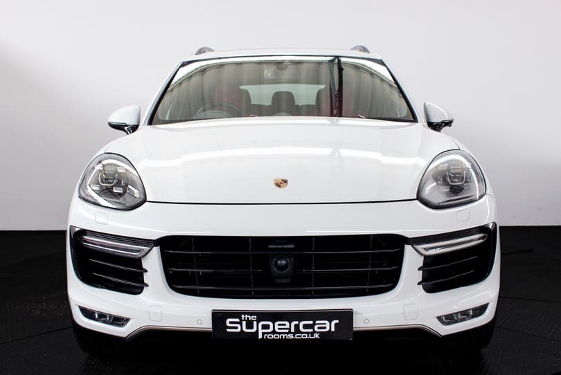 Porsche Cayenne Turbo S The Supercar Rooms (42)