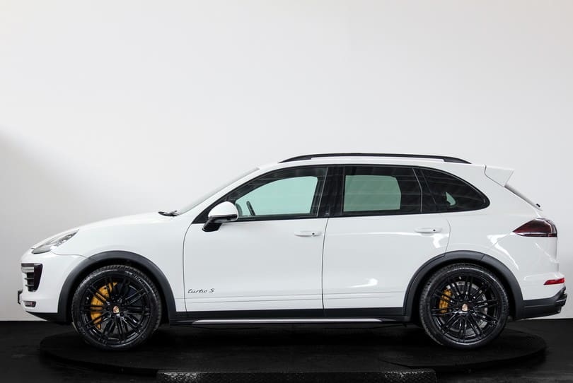 Porsche Cayenne Turbo S The Supercar Rooms (6)