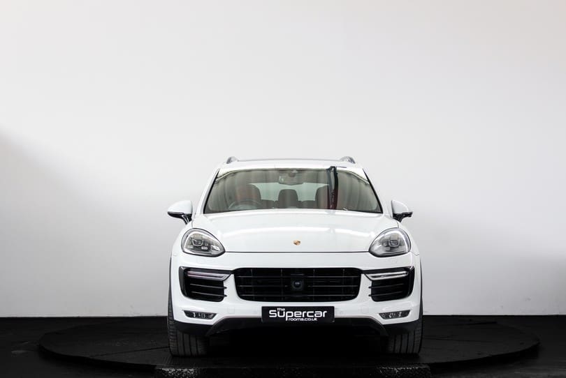 Porsche Cayenne Turbo S The Supercar Rooms (8)