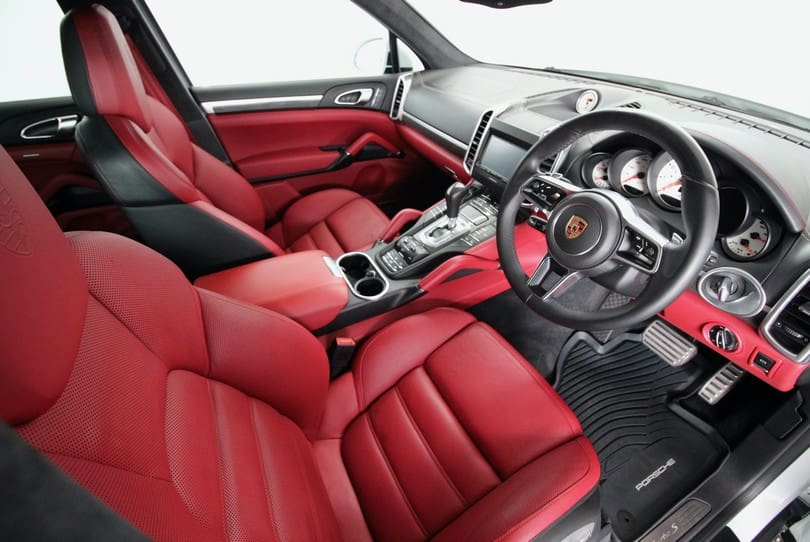 Porsche Cayenne Turbo S The Supercar Rooms (9)