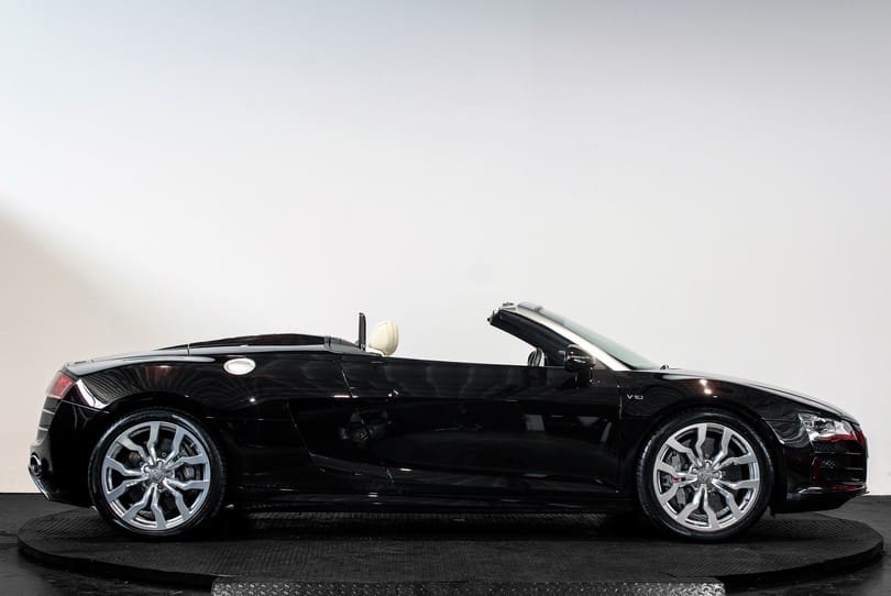 Audi R8 V10 Manual Spyder The Supercar Rooms (2)