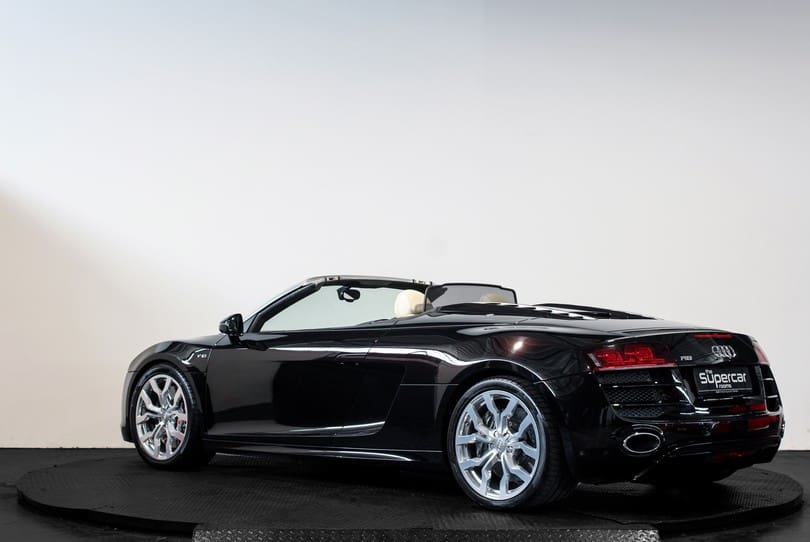 Audi R8 V10 Manual Spyder The Supercar Rooms (5)