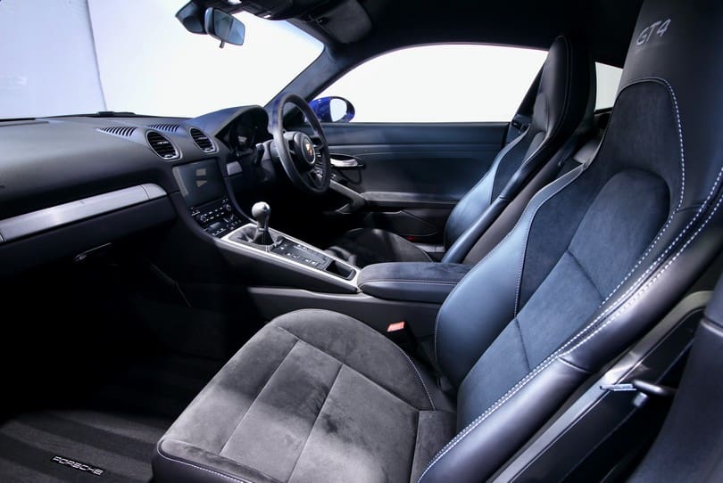 Porsche 718 Cayman Gt4 The Supercar Rooms (12)
