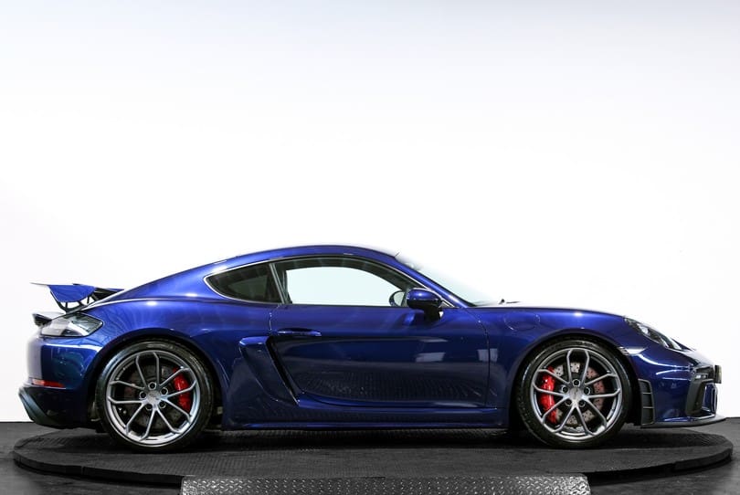 Porsche 718 Cayman Gt4 The Supercar Rooms (2)