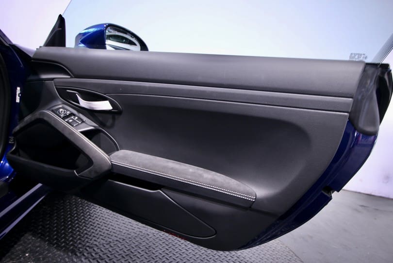 Porsche 718 Cayman Gt4 The Supercar Rooms (23)