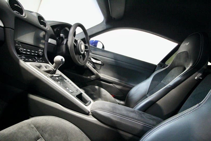 Porsche 718 Cayman Gt4 The Supercar Rooms (30)