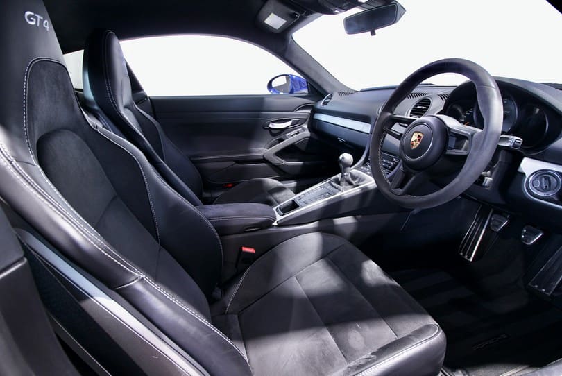 Porsche 718 Cayman Gt4 The Supercar Rooms (9)