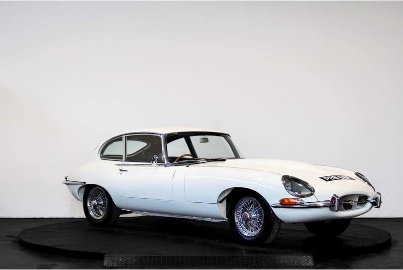 Jaguar E Type 2+2 The Supercar Rooms (1)