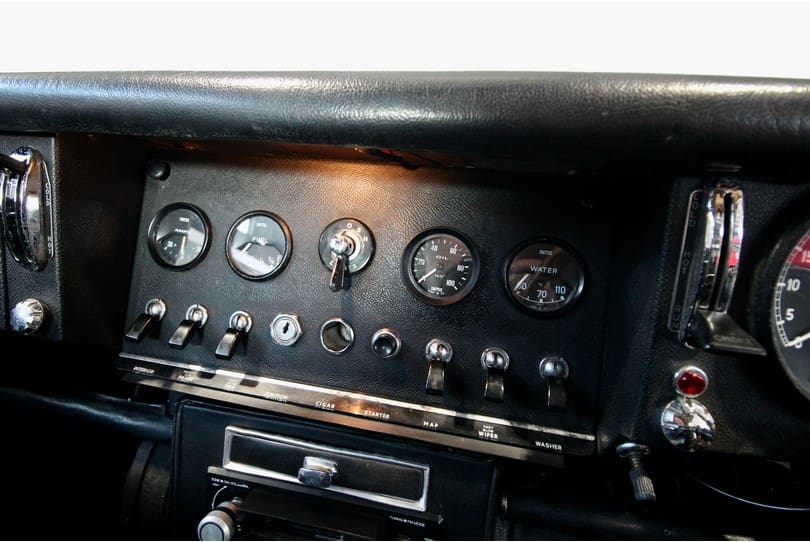 Jaguar E Type 2+2 The Supercar Rooms (14)