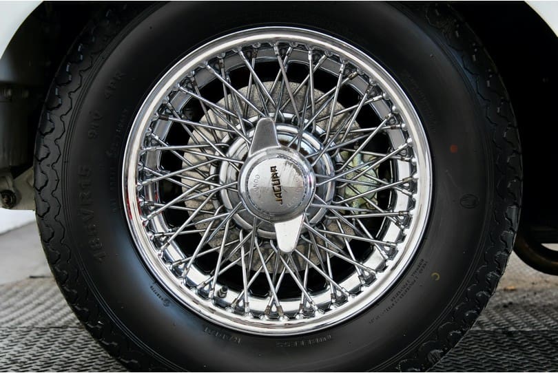 Jaguar E Type 2+2 The Supercar Rooms (29)