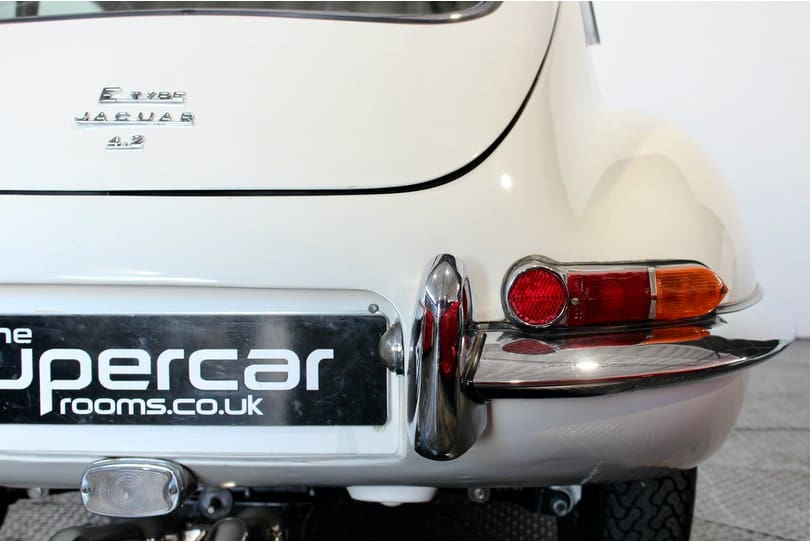 Jaguar E Type 2+2 The Supercar Rooms (33)