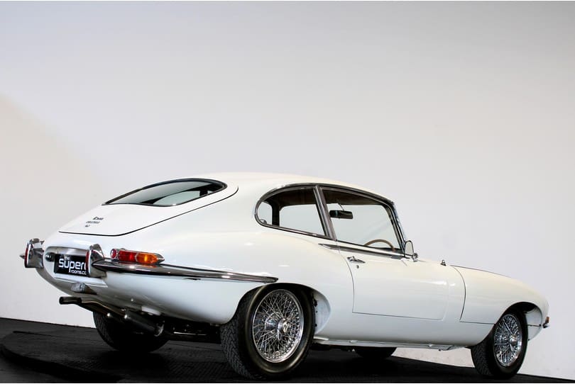 Jaguar E Type 2+2 The Supercar Rooms (40)