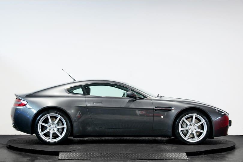 Aston Martin Vantage The Supercar Rooms (2)