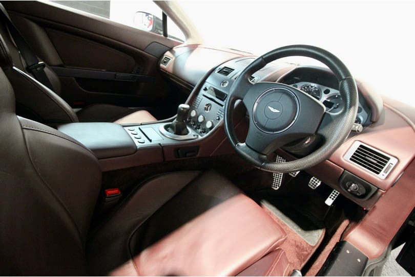 Aston Martin Vantage The Supercar Rooms (20)