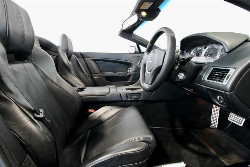 Aston Martin Vantage Roadster The Supercar Rooms (13)
